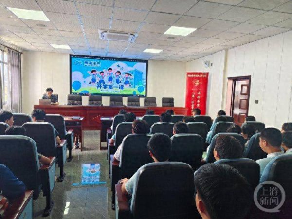 奕道配资 普法纪实丨抽椅子致骨折，家长赔12万！法官提醒：这些玩笑开不得