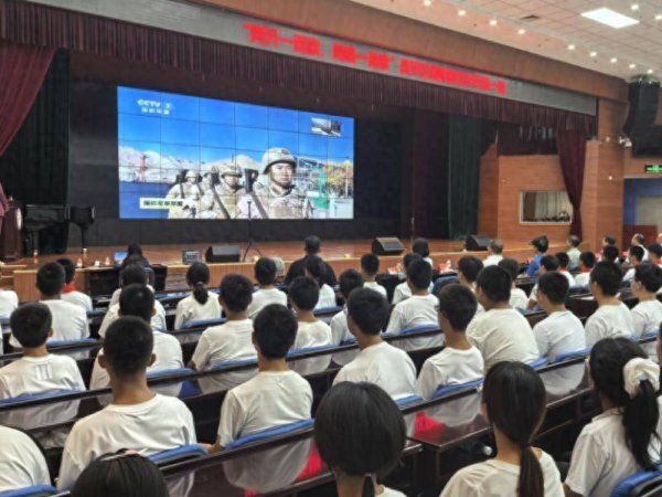 丰汇投资 跨越5000公里同升一面旗 昌平区举办国防教育开学第一课